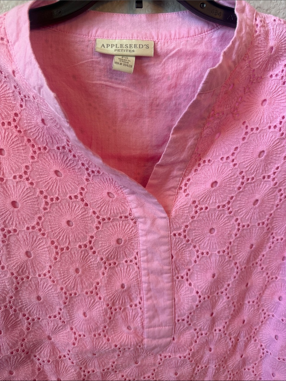 Preppy Appleseed's Petites Pink Eyelet Linen Tunic Split V-neckline Top - Picture 4 of 8